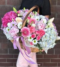 Цветочная композиция из Розы, Хризантемы, Пионы и Лизиантусы в корзине #REPLACE_PRED# Епифань