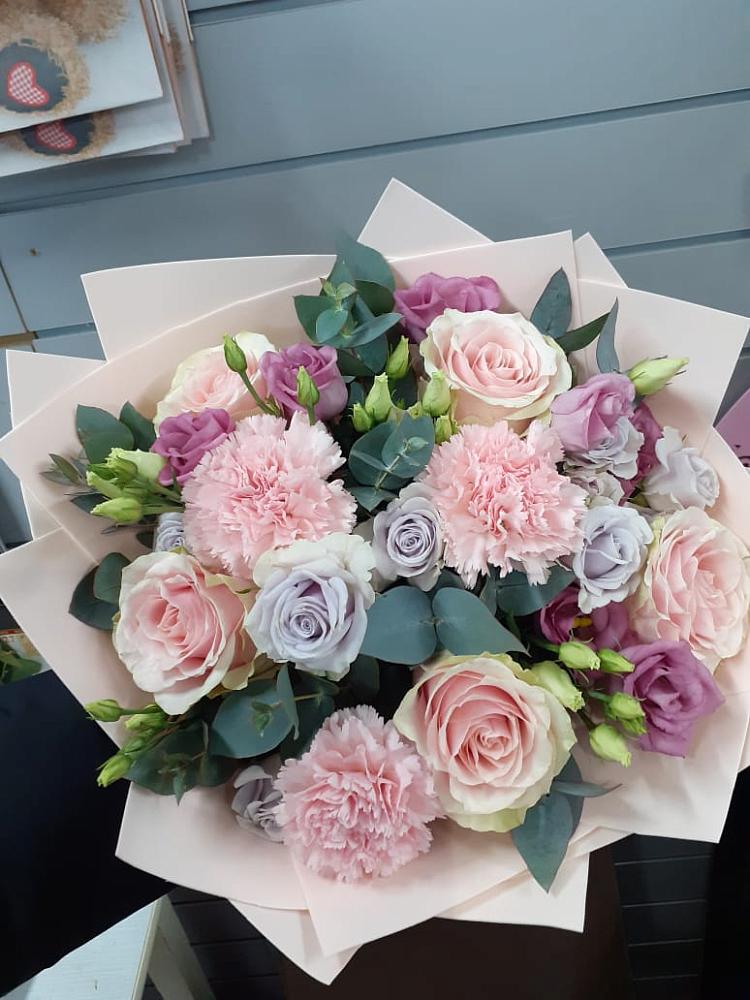 Букет цветов из: Розы, Гвоздики и Лизиантусы в Епифань